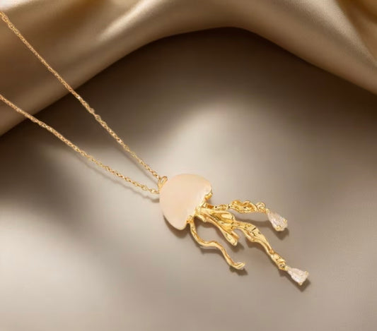 Elegant Gold Jellyfish Pendant Necklace – Ocean-Inspired Statement Jewelry
