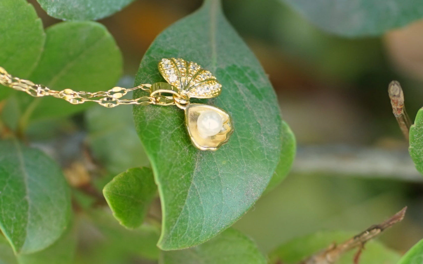 Exquisite Zircon Shell Pearl Pendant Necklace - Gold Clavicle Chain