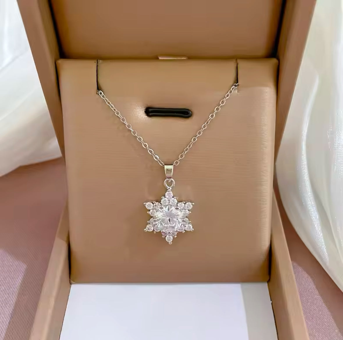 Luxury Golden Stainless Steel Lips Chain Star Pendant Necklace – Trendy Charm Jewelry for Women
