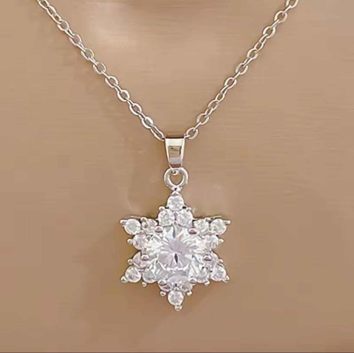 Luxury Golden Stainless Steel Lips Chain Star Pendant Necklace – Trendy Charm Jewelry for Women