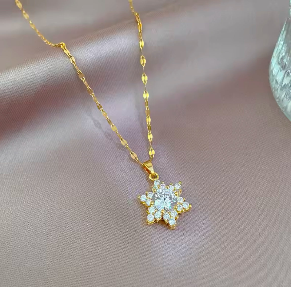 Luxury Golden Stainless Steel Lips Chain Star Pendant Necklace – Trendy Charm Jewelry for Women