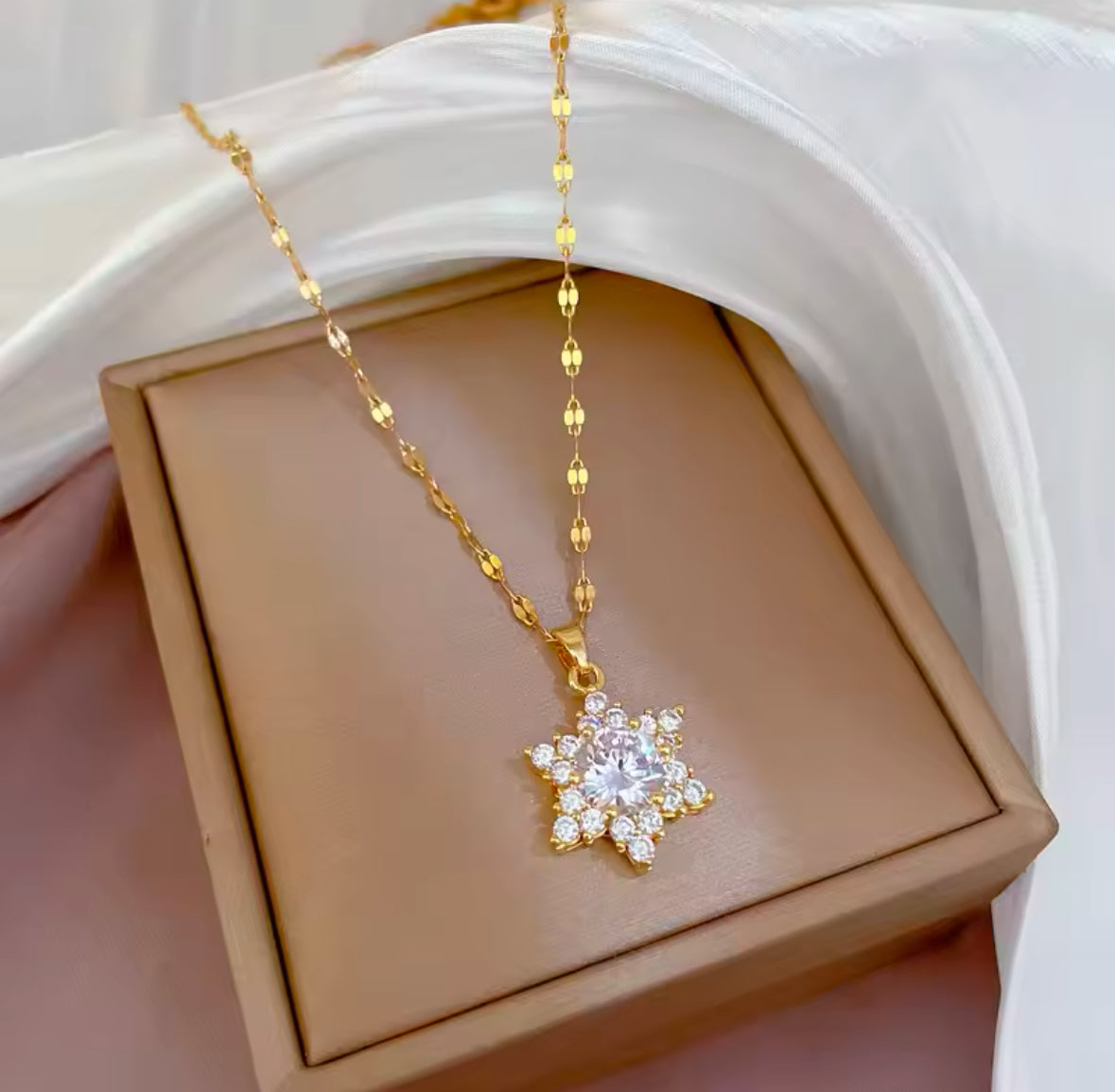 Luxury Golden Stainless Steel Lips Chain Star Pendant Necklace – Trendy Charm Jewelry for Women
