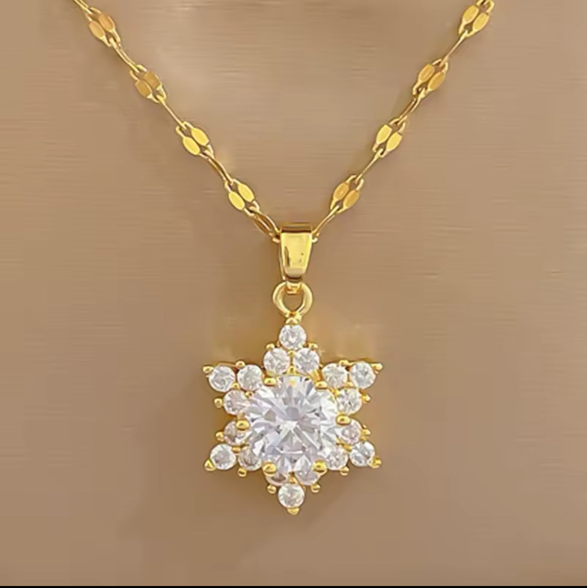 Luxury Golden Stainless Steel Lips Chain Star Pendant Necklace – Trendy Charm Jewelry for Women