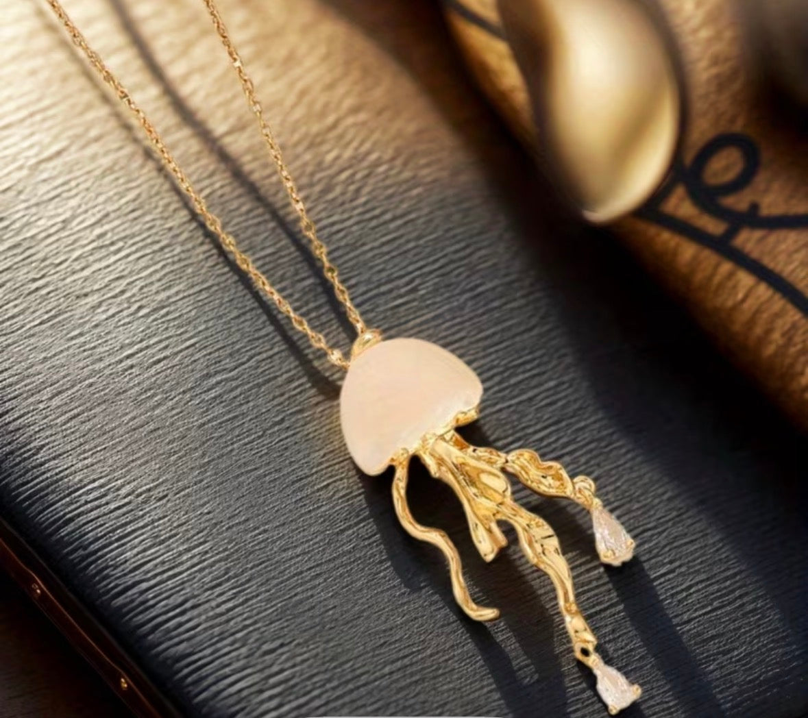Elegant Gold Jellyfish Pendant Necklace – Ocean-Inspired Statement Jewelry