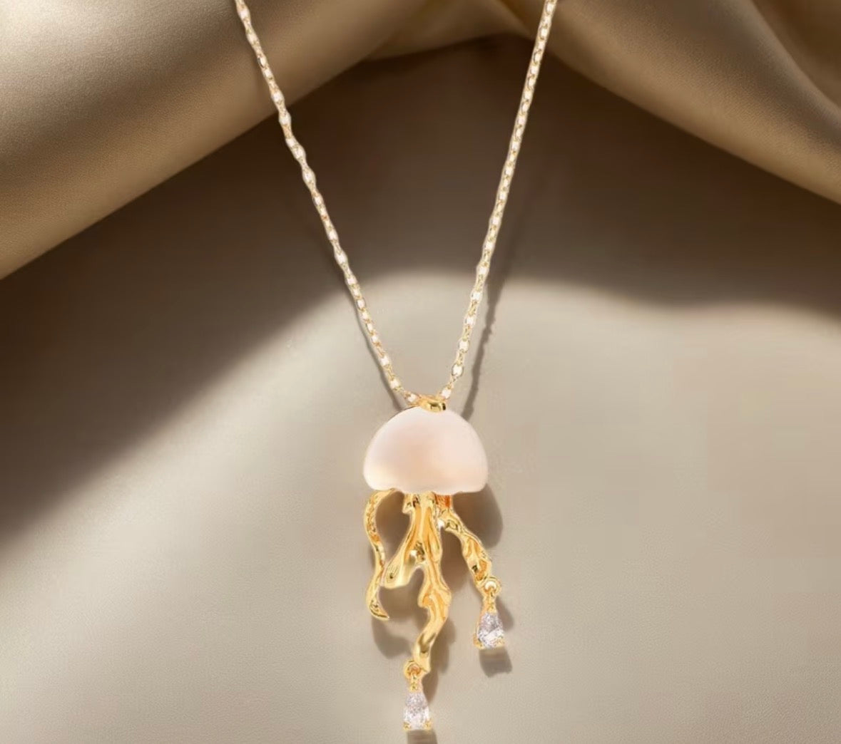 Elegant Gold Jellyfish Pendant Necklace – Ocean-Inspired Statement Jewelry