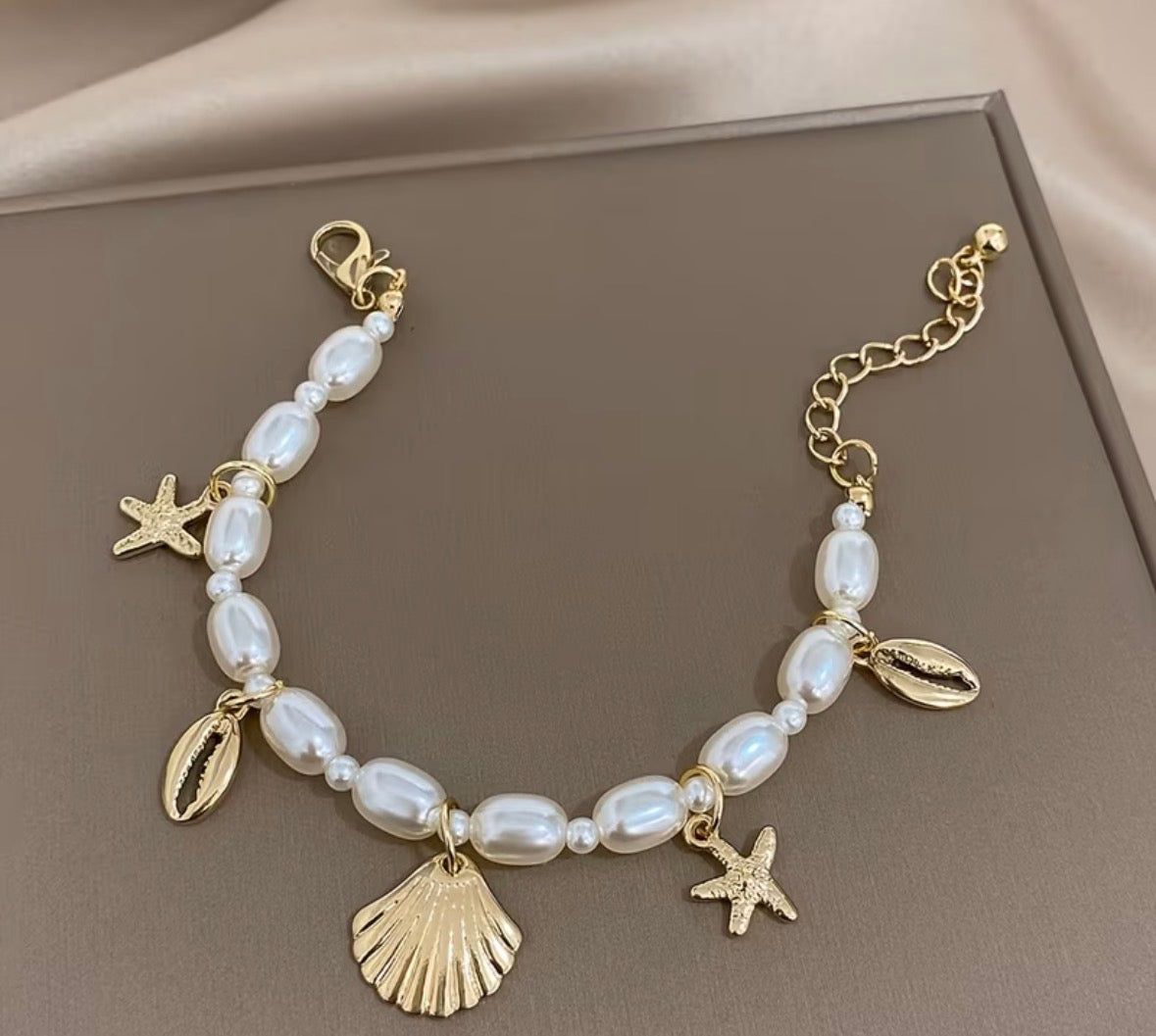 Ocean Charm Pearl Bracelet – Gold Shell & Starfish Design