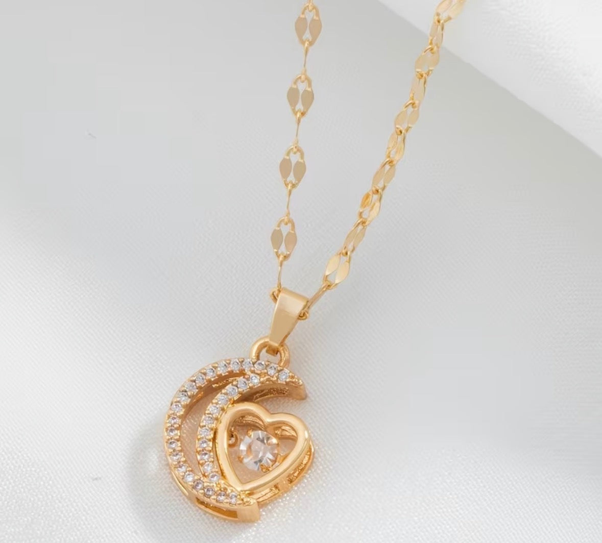 Elegant Gold Heart Pendant Necklace – Dainty Crystal Charm Necklace for Women