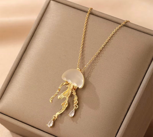 Elegant Gold Jellyfish Pendant Necklace – Ocean-Inspired Statement Jewelry