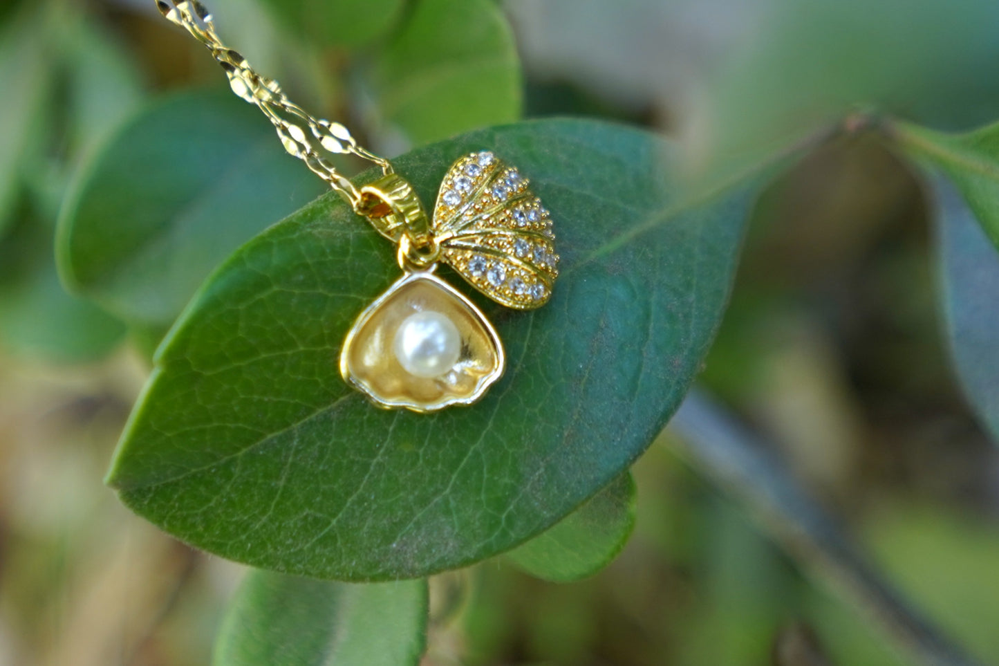 Exquisite Zircon Shell Pearl Pendant Necklace - Gold Clavicle Chain