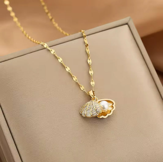 Exquisite Zircon Shell Pearl Pendant Necklace - Gold Clavicle Chain