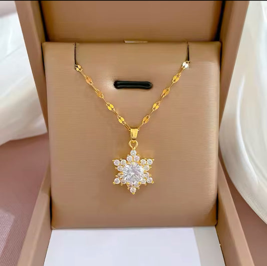 Luxury Golden Stainless Steel Lips Chain Star Pendant Necklace – Trendy Charm Jewelry for Women